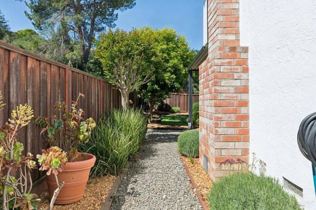 3355 Twin Oaks Dr, Napa, CA 94558