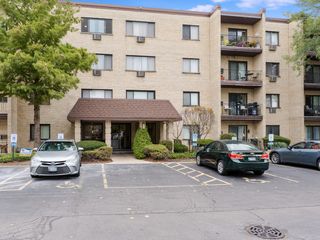 7211 Wolf Road 301A, Indian Head Park, IL 60525