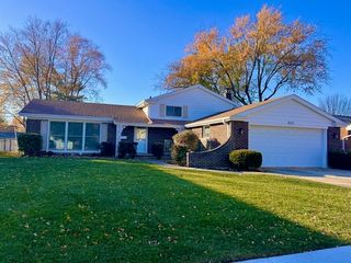 2112 N Kennicott Drive, Arlington Heights, IL 60004