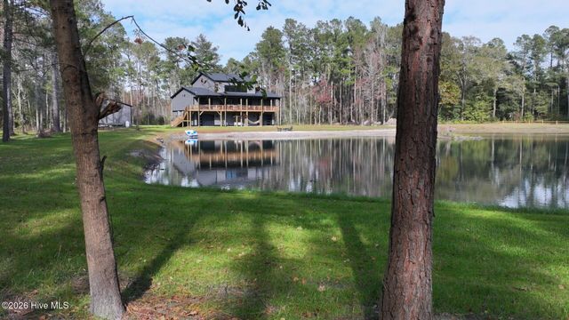 2714 Whitestocking Road, Burgaw, NC 28425