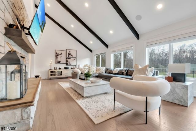 16 E Greenbrook Rd, North Caldwell Boro, NJ 07006