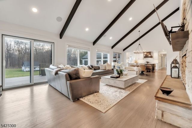 16 E Greenbrook Rd, North Caldwell Boro, NJ 07006