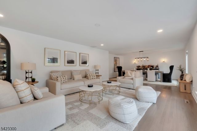 16 E Greenbrook Rd, North Caldwell Boro, NJ 07006