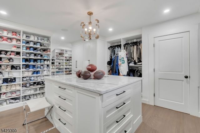 16 E Greenbrook Rd, North Caldwell Boro, NJ 07006