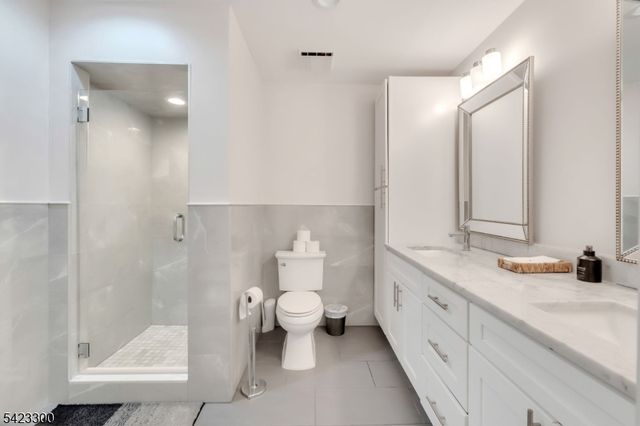 16 E Greenbrook Rd, North Caldwell Boro, NJ 07006