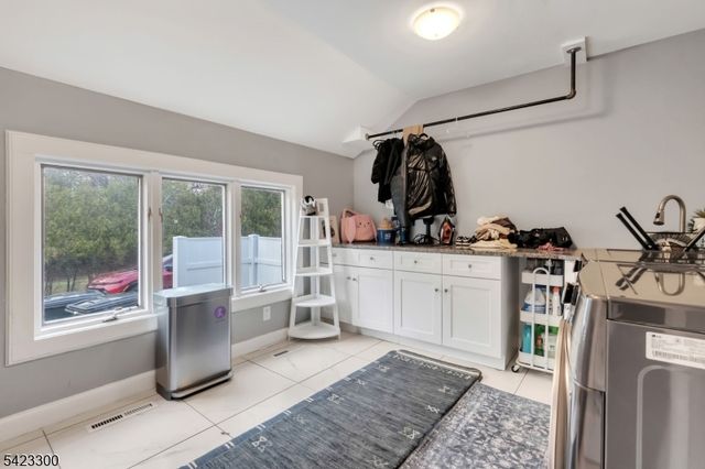 16 E Greenbrook Rd, North Caldwell Boro, NJ 07006