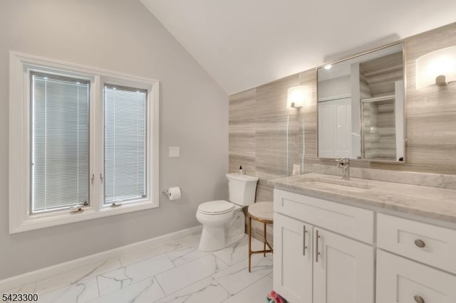 16 E Greenbrook Rd, North Caldwell Boro, NJ 07006