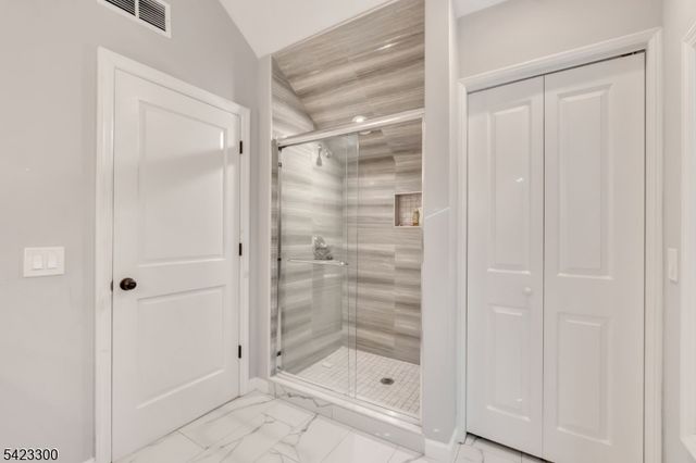 16 E Greenbrook Rd, North Caldwell Boro, NJ 07006