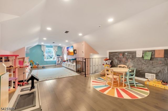 16 E Greenbrook Rd, North Caldwell Boro, NJ 07006