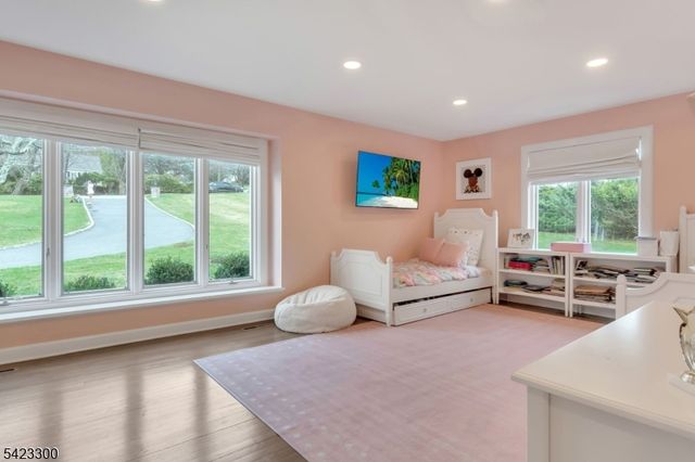 16 E Greenbrook Rd, North Caldwell Boro, NJ 07006