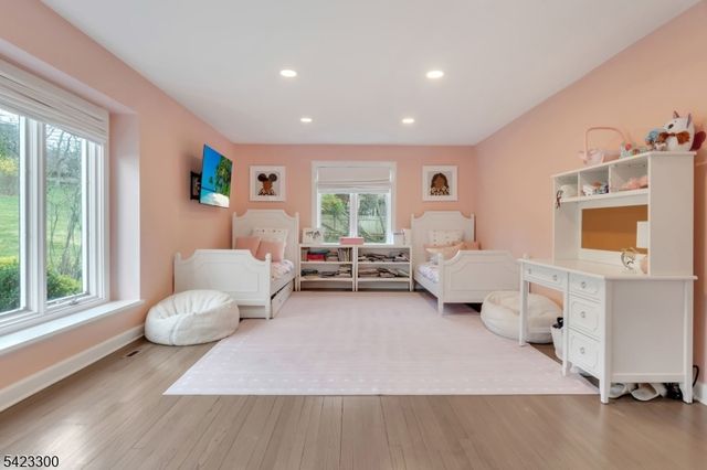 16 E Greenbrook Rd, North Caldwell Boro, NJ 07006