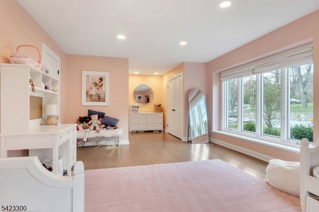 16 E Greenbrook Rd, North Caldwell Boro, NJ 07006