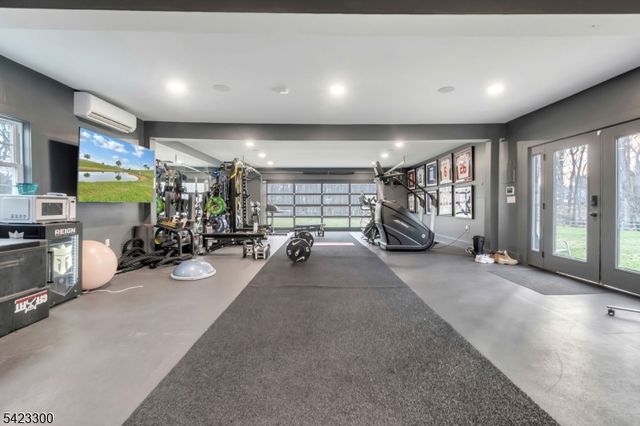 16 E Greenbrook Rd, North Caldwell Boro, NJ 07006