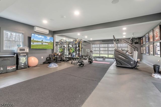 16 E Greenbrook Rd, North Caldwell Boro, NJ 07006