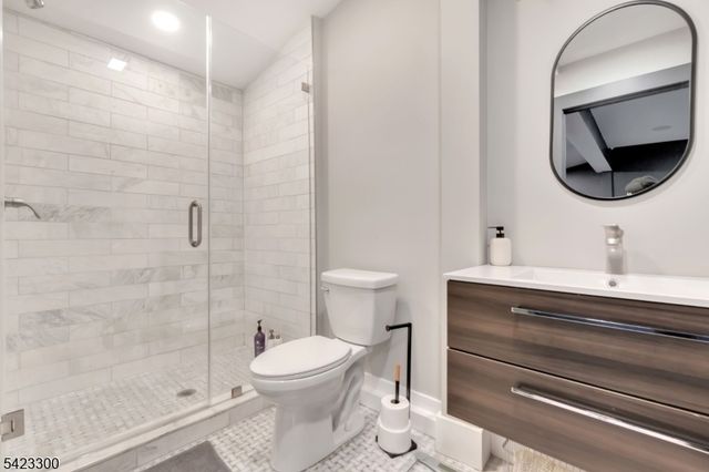 16 E Greenbrook Rd, North Caldwell Boro, NJ 07006