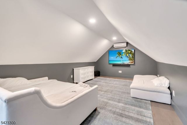 16 E Greenbrook Rd, North Caldwell Boro, NJ 07006