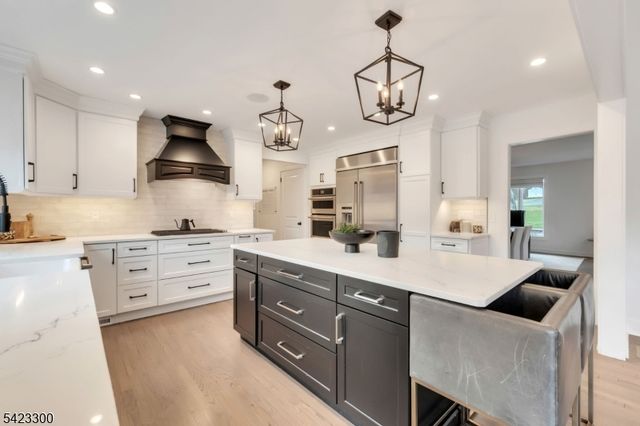 16 E Greenbrook Rd, North Caldwell Boro, NJ 07006