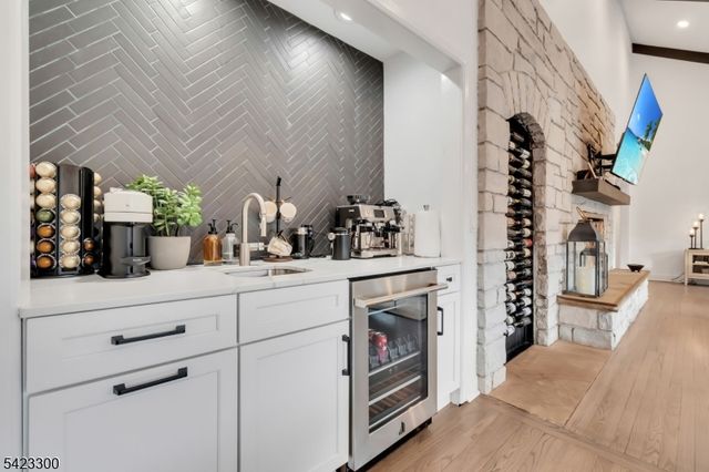 16 E Greenbrook Rd, North Caldwell Boro, NJ 07006