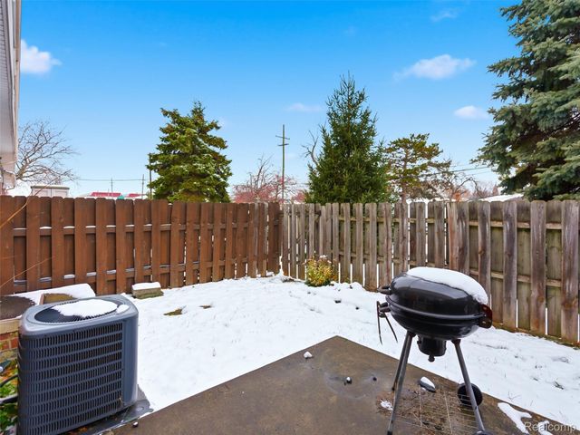 8207 Dartmouth Avenue, Warren, MI 48093