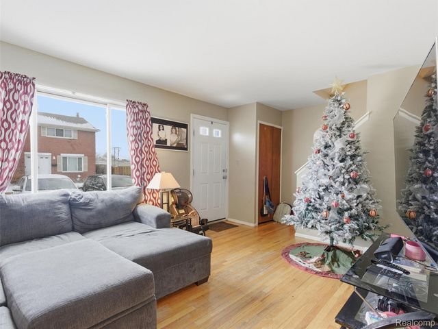 8207 Dartmouth Avenue, Warren, MI 48093