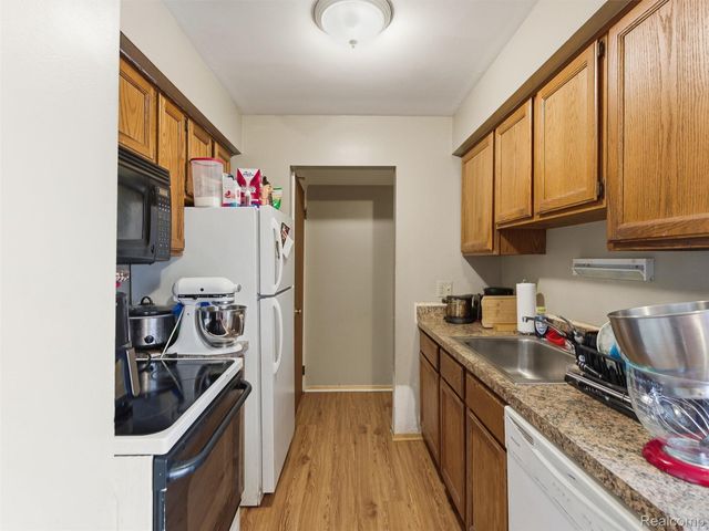 8207 Dartmouth Avenue, Warren, MI 48093