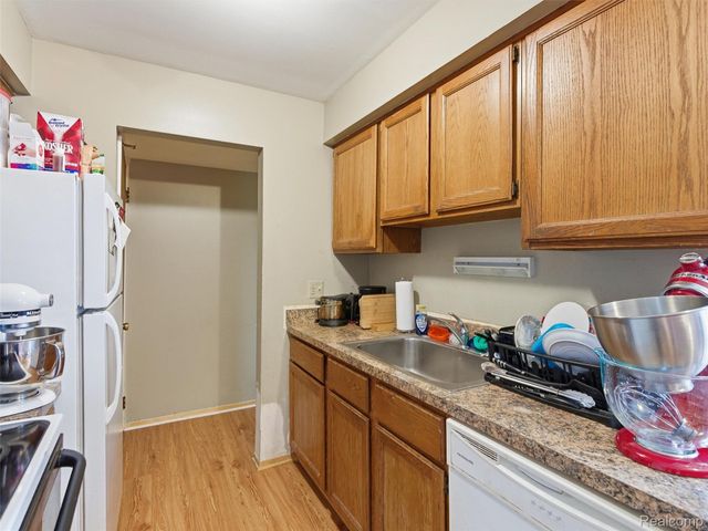 8207 Dartmouth Avenue, Warren, MI 48093