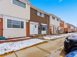 8207 Dartmouth Avenue, Warren, MI 48093