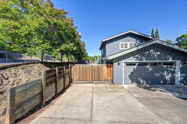 3855 N Lakeshore Blvd, Loomis, CA 95650