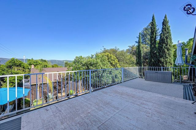 3855 N Lakeshore Blvd, Loomis, CA 95650
