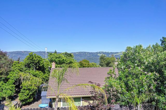 3855 N Lakeshore Blvd, Loomis, CA 95650