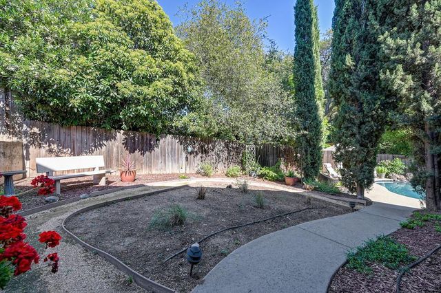 3855 N Lakeshore Blvd, Loomis, CA 95650