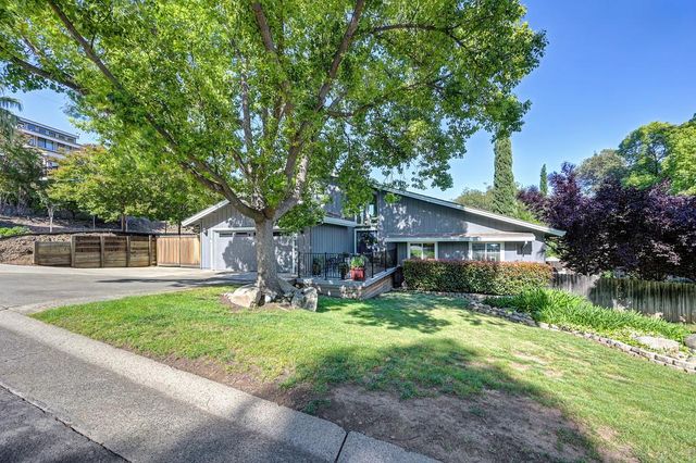 3855 N Lakeshore Blvd, Loomis, CA 95650
