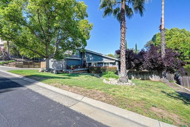 3855 N Lakeshore Blvd, Loomis, CA 95650