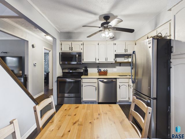 1613 S Van Eps Ave Avenue, Sioux Falls, SD 57105