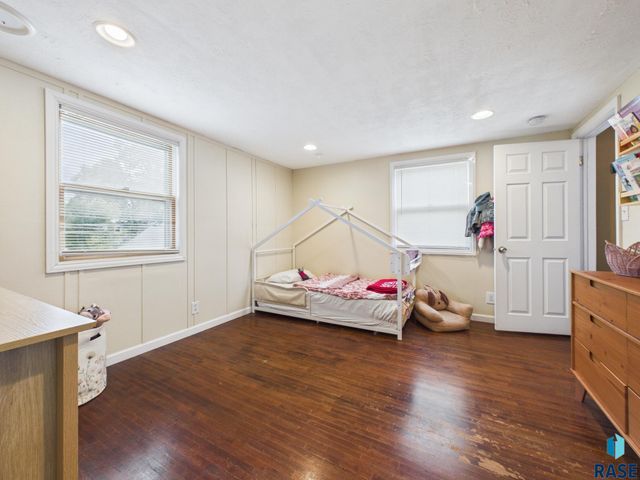 1613 S Van Eps Ave Avenue, Sioux Falls, SD 57105