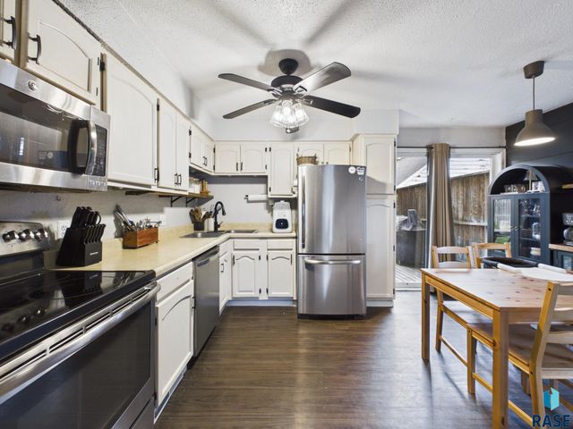 1613 S Van Eps Ave Avenue, Sioux Falls, SD 57105