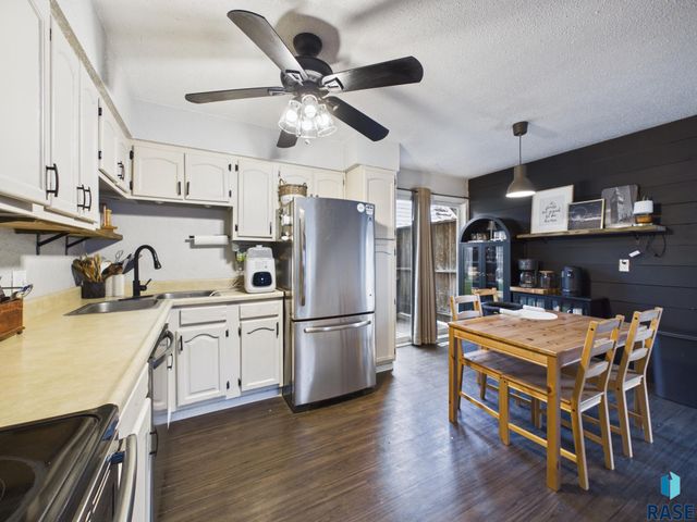 1613 S Van Eps Ave Avenue, Sioux Falls, SD 57105