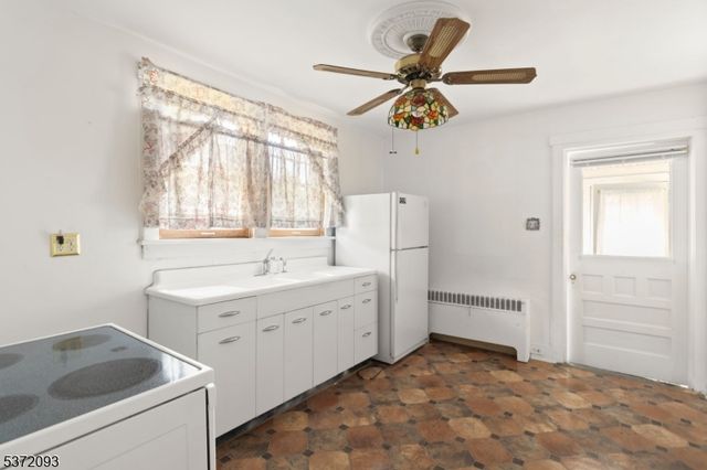 21 Green St, Oxford Twp., NJ 07863