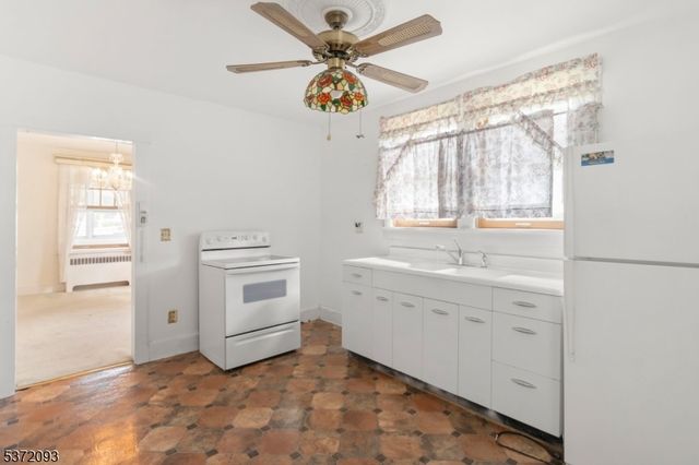 21 Green St, Oxford Twp., NJ 07863