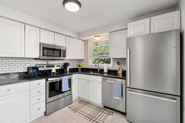 15 Bradford Drive, Merrimack, NH 03054