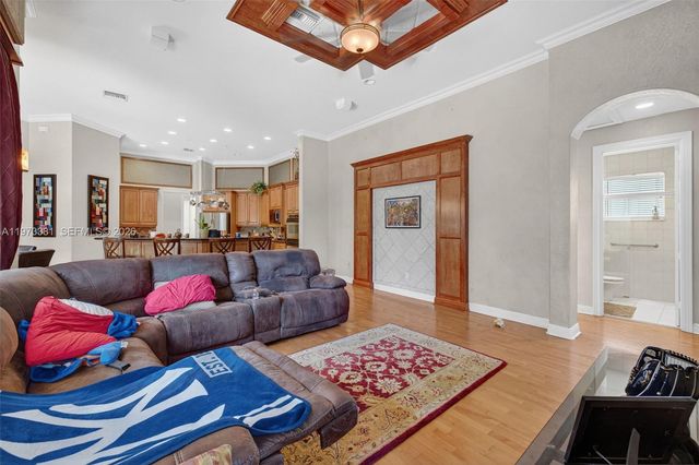 3792 Churchill Downs Dr, Davie, FL 33328