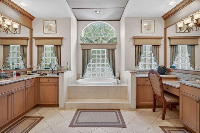 3792 Churchill Downs Dr, Davie, FL 33328