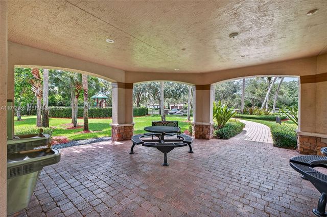 3792 Churchill Downs Dr, Davie, FL 33328