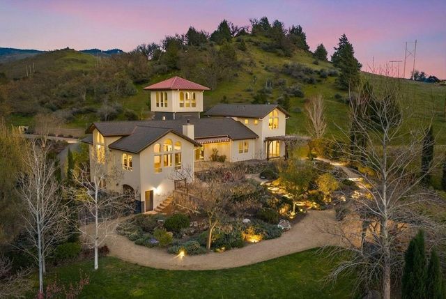 988 Dead Indian Memorial Road, Ashland, OR 97520