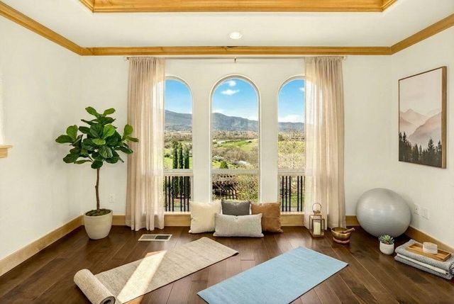 988 Dead Indian Memorial Road, Ashland, OR 97520