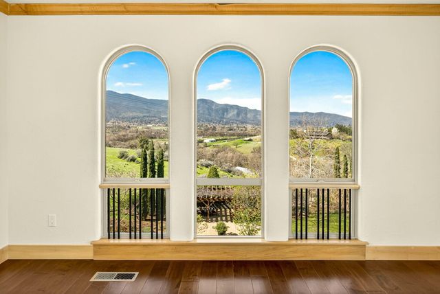 988 Dead Indian Memorial Road, Ashland, OR 97520