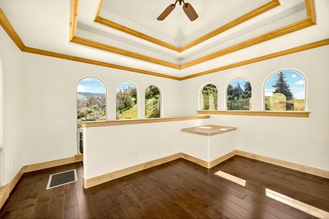 988 Dead Indian Memorial Road, Ashland, OR 97520