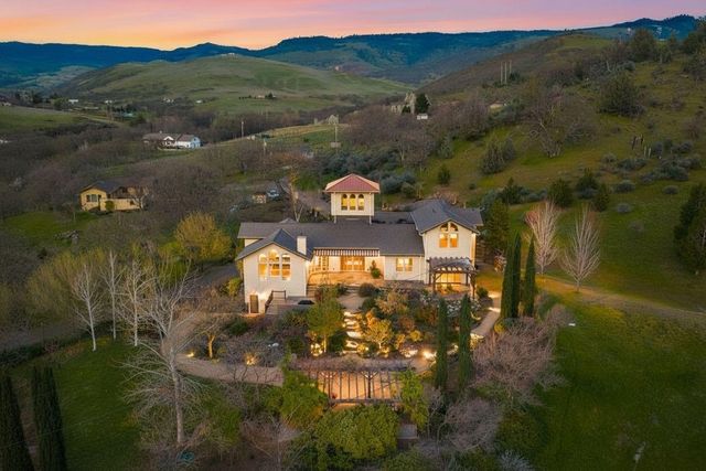 988 Dead Indian Memorial Road, Ashland, OR 97520