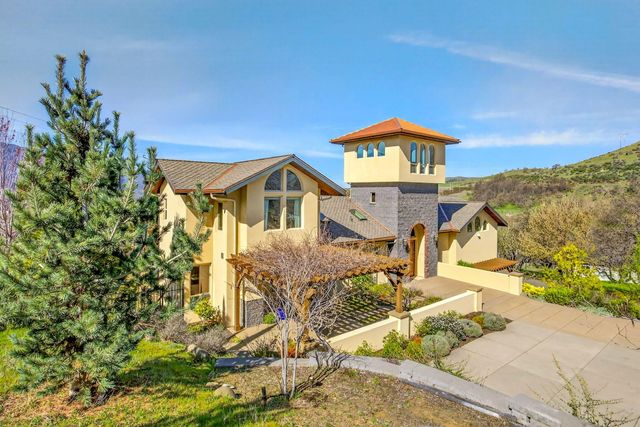 988 Dead Indian Memorial Road, Ashland, OR 97520