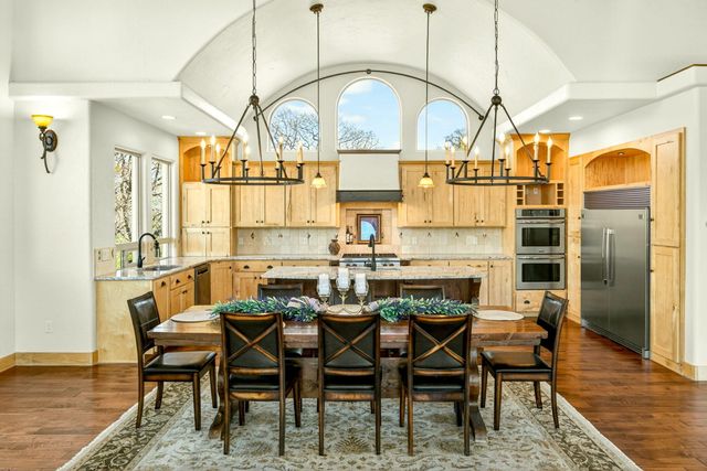 988 Dead Indian Memorial Road, Ashland, OR 97520